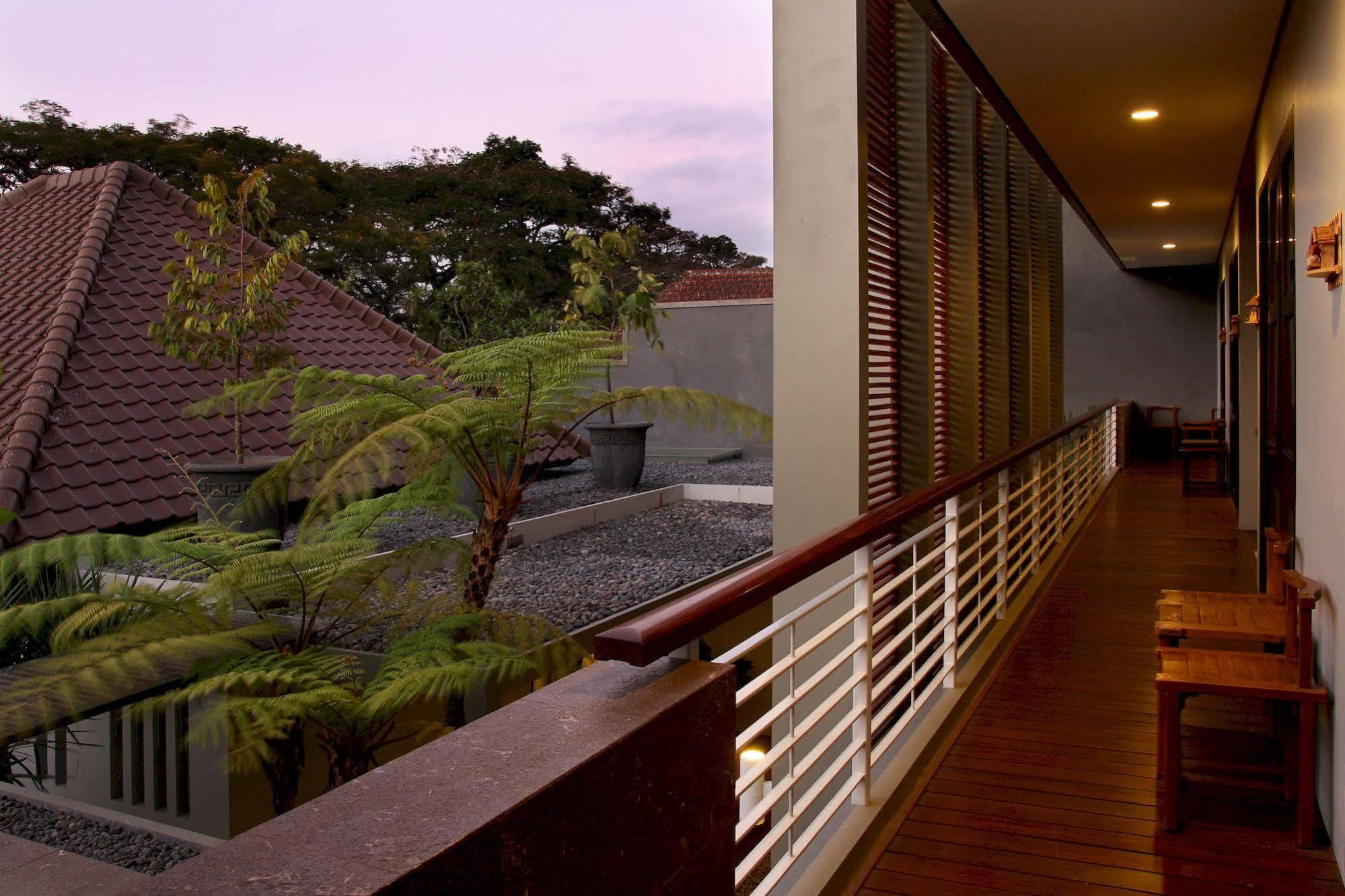Cozy Boutique Guest House Malang Exterior foto