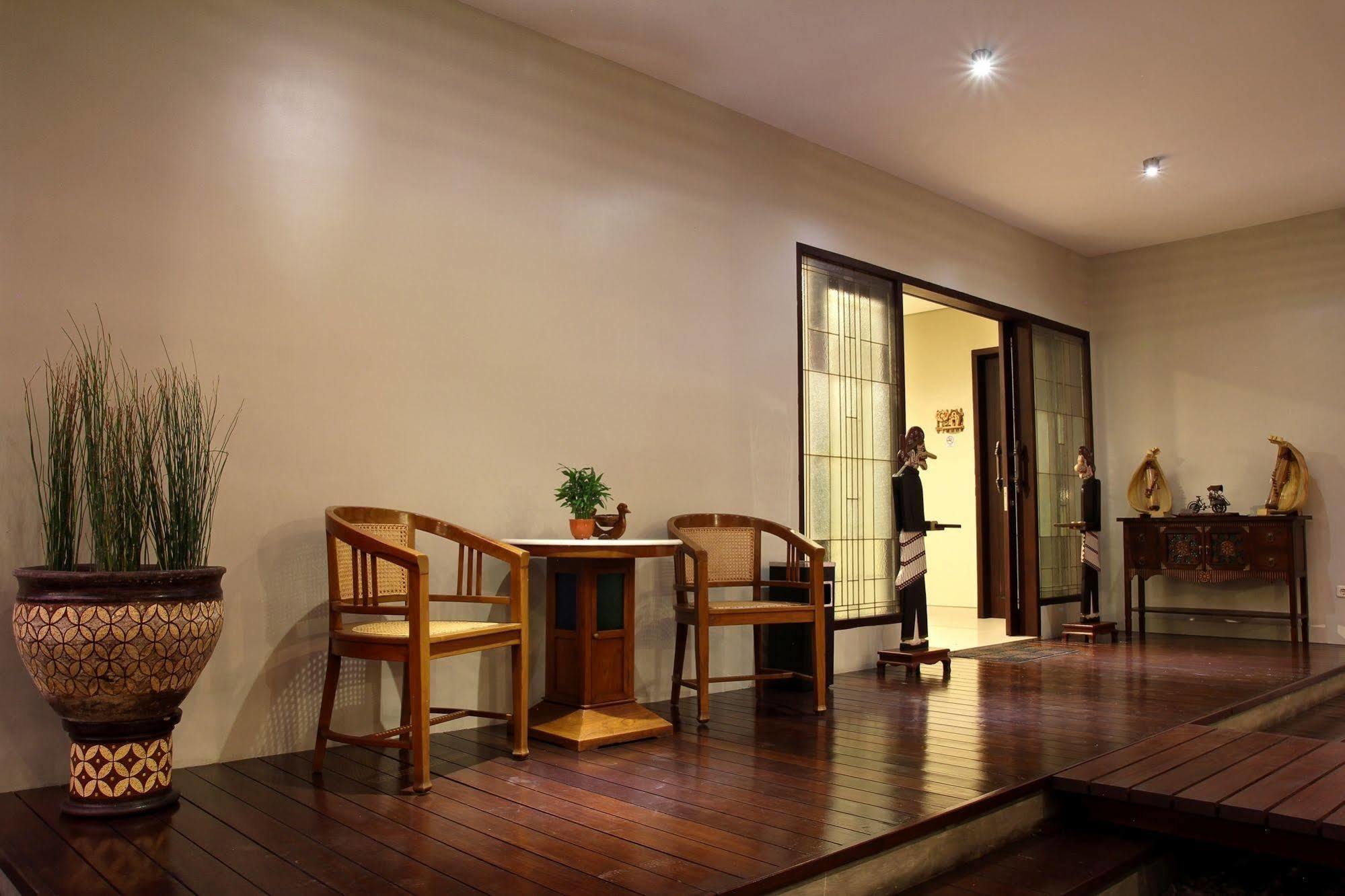 Cozy Boutique Guest House Malang Exterior foto