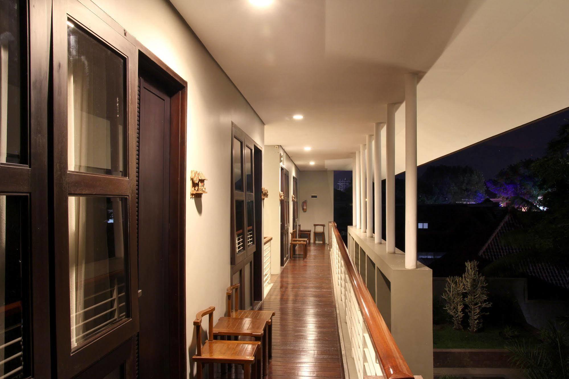 Cozy Boutique Guest House Malang Exterior foto